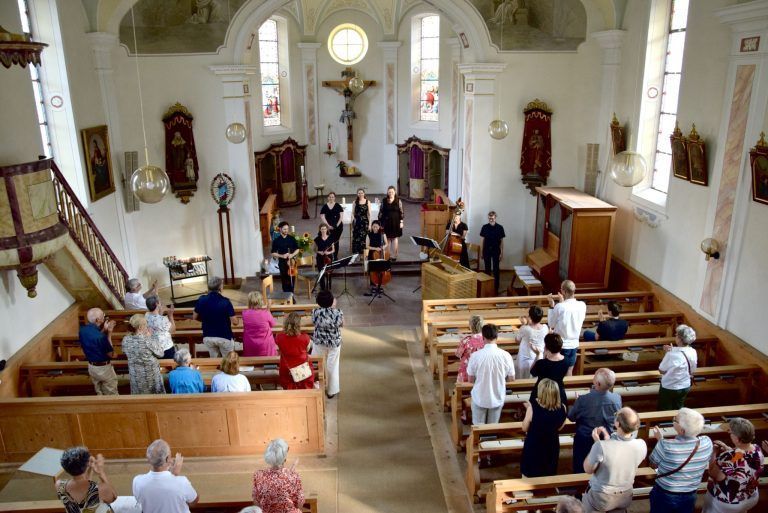 "Musica Sacra" glänzt im Montafon: Ihrem Publikum bescherte die Konzertvereinigung Musica Sacra in der Alten Pfarrkirche Vandans einen musikalischen Hochgenuss.