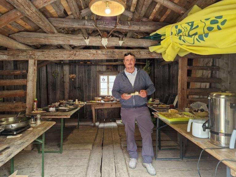 Hier gab es das Älplerfrühstück - Frühstücken wie Könige: 1. Und 1.1. zahlreiche Gäste genossen das Älplerfrühstück auf der Alpe Spora 2. zahlreiche Gäste genossen das Älplerfrühstück auf der Alpe Spora Detto 3. Franz Scheibenstock, Alpmeister Markus Netzer und Peter Bahl (von links) 4. Hauswirtschafterin Monika (Mitte) mit Franz Scheibenstock (re) undGerhard Vonier (li) 5. Peter Bahl. Franz Scheibenstock, Monika, Gerhard Vonier (von links) 6. Die schmucken Reitpferde genießen die Ruhe 7. Patrick, ein Besucher, genießt das feine Buffet 8. Die Drei Türme zu bestaunen, sind ein einzigartiges Erlebnis 9. Auch die braven Kühe sind neugierig, was heute los ist. 10. 11. Detto 11. Wirtschaftsgebäude der Alpe Spora mit Sulzfluhblick (Bildergalerie)