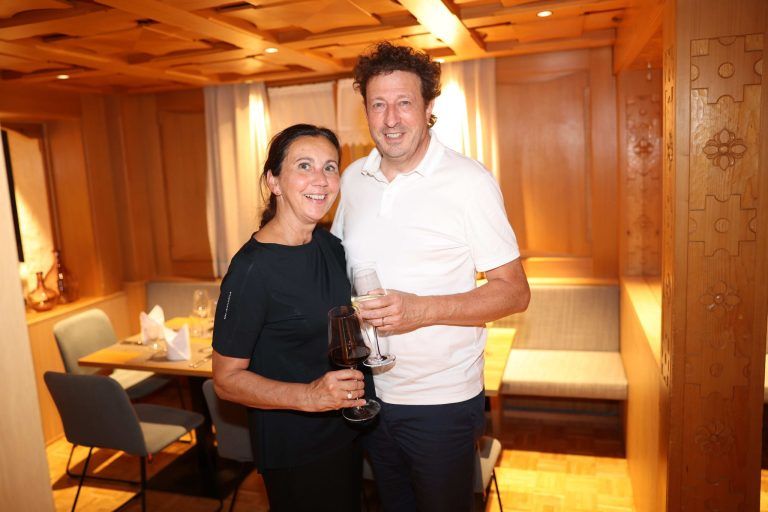 "Heldenhüpferei" im Auer "Adler" : Karin Weber und Thomas Bayer.