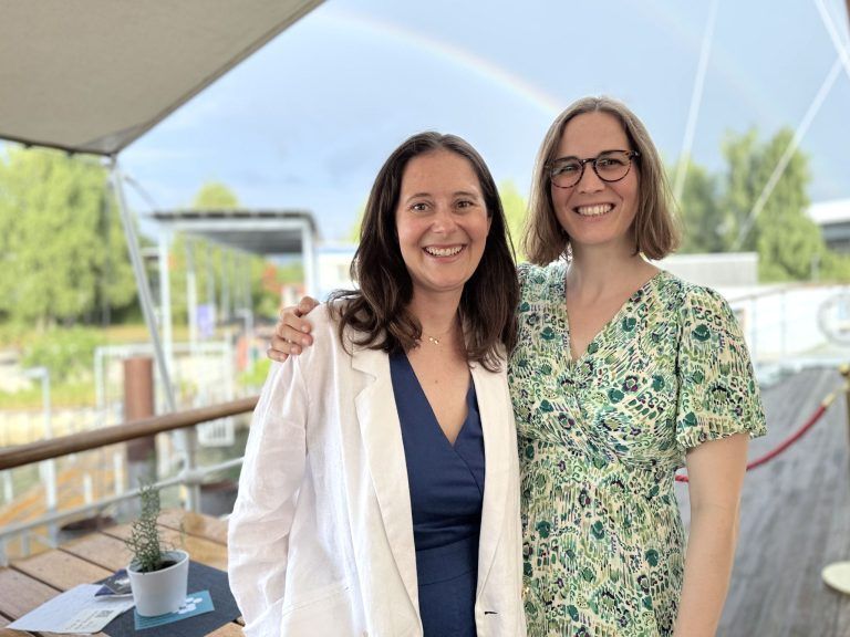 Sonnenuntergang, Salsa und Sliders: Unter dem Regenbogen: Vize Präsidentin Andrea Längel (Wirtschaftskammer) und Adriana Collini (Collini Group).