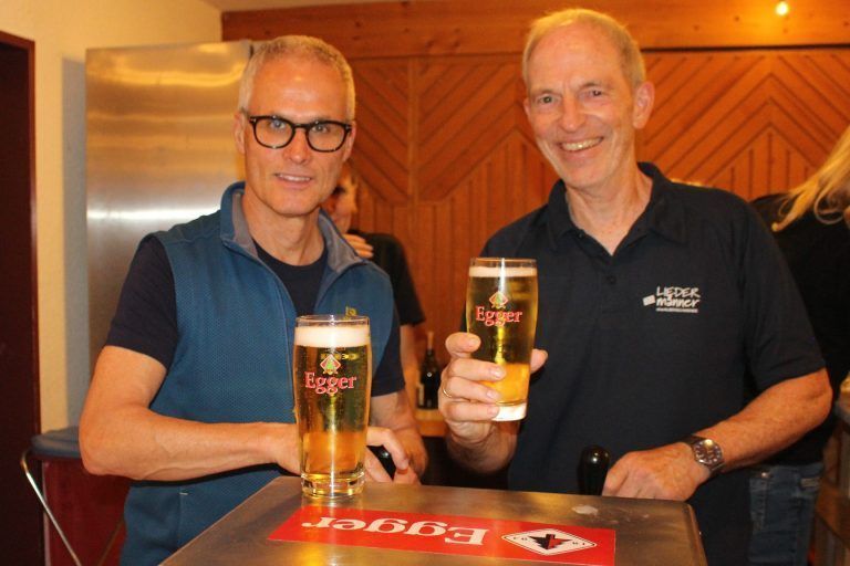 Ein „Wechselbad“ für den Käsklatsch: Vor einer Woche noch mit Get Rusty auf der Bühne, diesmal im Käsklatsch-Gastro-Team: Gerhard Dornbach und Günter Hopfner.