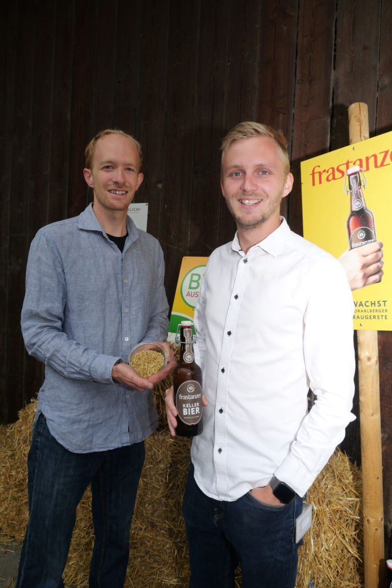 Bio-Kellerbier aus Vorarlberger Braugerste: Projektkoordinator Christoph Weißenbach und Braumeister Laurin Bernhart setzen auf regionale Bio-Qualität und auf traditionelle Brauweise.