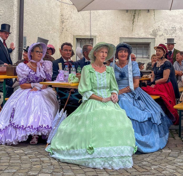 Brauchtum trifft auf Biedermeier-Romantik in der Oberstadt: Damen in typischen Gewändern aus der Biedermeierzeit