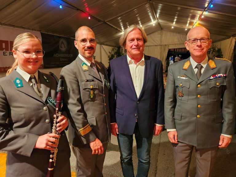 Großartige Stimmung beim „Sommerkonzert“ der Militärmusik Vorarlberg in Lochau: Bravouröser Auftritt der „Militärmusik Vorarlberg“ in Lochau: Militärkommandant Brigadier Gunther Hessel, Bürgermeister Frank Matt und Kapellmeister Major Wolfram Öller mit Militärmusikerin Gefreite Kim Franz.