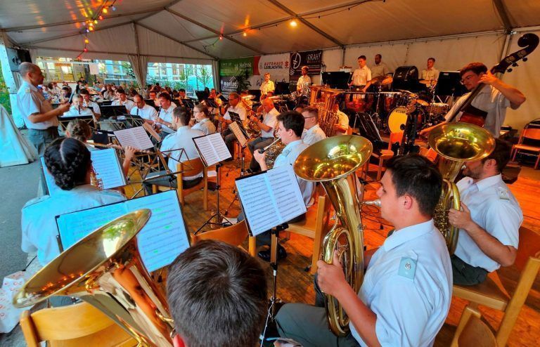 Großartige Stimmung beim „Sommerkonzert“ der Militärmusik Vorarlberg in Lochau: Großartige Stimmung beim „Sommerkonzert“ der Militärmusik Vorarlberg in Lochau. Gemeinde und Musikverein hatten die Militärmusik zum Dorffest-Auftakt eingeladen.
