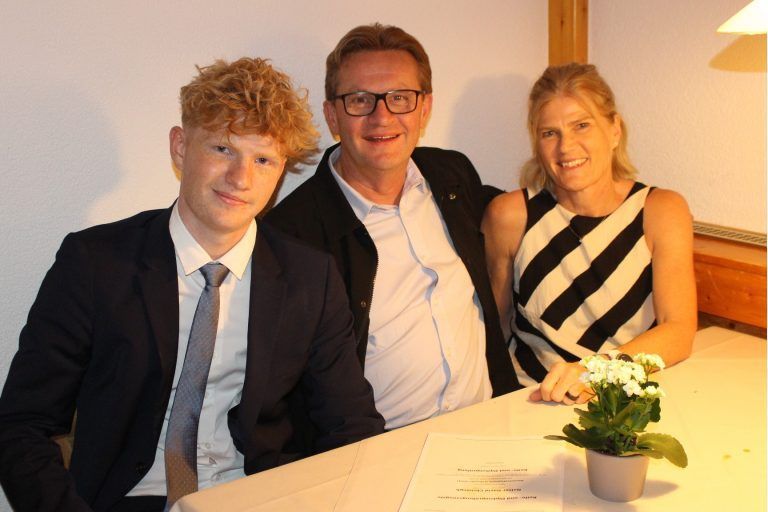 Wenn alte Erinnerungen wach werden . . .: Johannes und Beatrix Natter aus Bezau haben einander in der Schule kennengelernt, diese 1984 abgeschlossen. Auch Sohn Philip (2015) und Tochter Diana (2018) waren Bezau-Absolventen, jetzt hat auch Sohn David an der Handelsakademie maturiert.