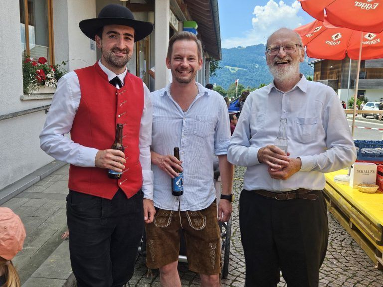 Lingenau war Hochburg der Blasmusik: Pfarrer Josef Walter, Bürgermeister und Moderator Philipp Fasser sowie Daniel Hagspiel, Obmann Musikvereins Lingenau.