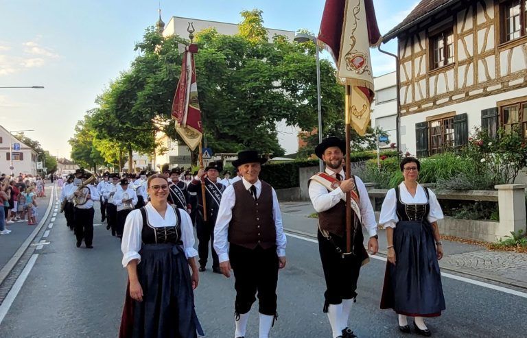Das Highlight im Leiblachtal: Einladung zum 51. Lochauer Dorffest: Das besondere Highlight im Leiblachtaler Veranstaltungskalender: Die Lochauer Musikanten, Jung und Alt, laden zum „51. Lochauer Dorffest“ in die überdachte Open-Air-Arena im Schulhof.