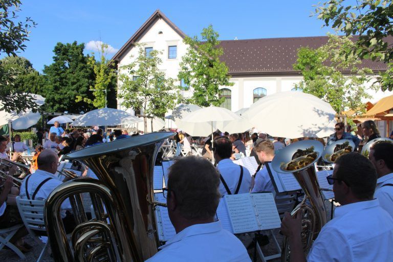 Traumhafter Hock im Park: Ein Open-Air-Event im Stil der vielzitierten guten alten Zeit.