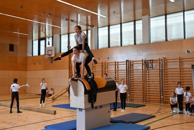 Eigenes Voltigier-Zuhause für den VRC St. Leonhard: Das elektronische Galopppferd ist für die Kinder eine große Bereicherung. Um einem Training auf dem Pferd möglichst nahe zu sein, benötigt der Verein ein Upgrade - einen Arm, der den Movie im Kreis auf Schienen führt.