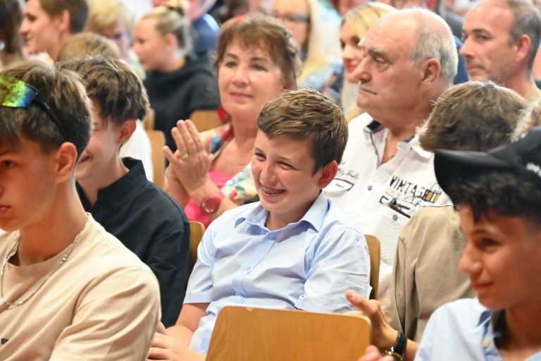Feierliche Verabschiedung: Freudige Gesichter bei den Absolventen der Mittelschule Klostertal.