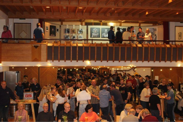 Ein „Wechselbad“ für den Käsklatsch: Zwei Künstlerinnen und drei Künstler machten die Galerie im Hermann Gmeiner Saal für einen Abend wort-wörtlich zur Kunst-Galerie.