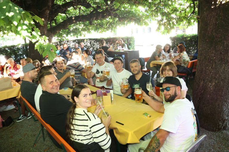 Musikerlebnisse in Rankler Gastgärten: Entspannter Austausch bei regionaler Kulinarik.