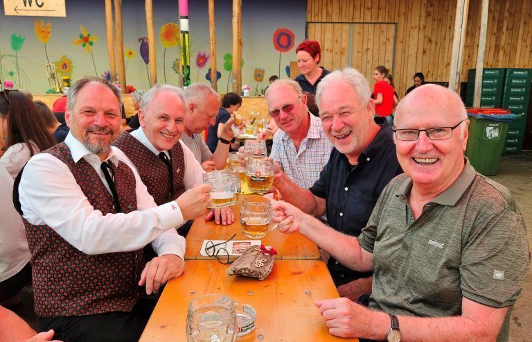Viel Applaus für ein erfolgreiches Lochauer Dorffest: Vorstand Helmut Immler, Ehrenvorstand Wolfram Baldauf, Ehrenkapellmeister Elmar Vögel und Ehrenmitglied Walter Grones.