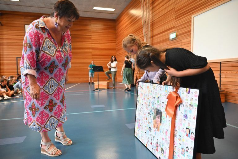 Volksschullehrerin nach 45 Jahren in Pension verabschiedet: Jedes Kind zeichnete Frau Müller. Sie erhielt ein großes Bild mit vielen kleinen Portraits von sich.