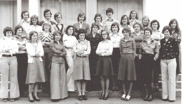 Wiedersehen weckte große Emotionen: Im Juli 1975 stellte sich die erste Absolventenklasse der damaligen privaten Handelsschule zum Erinnerungsfoto auf . . . bws-archiv