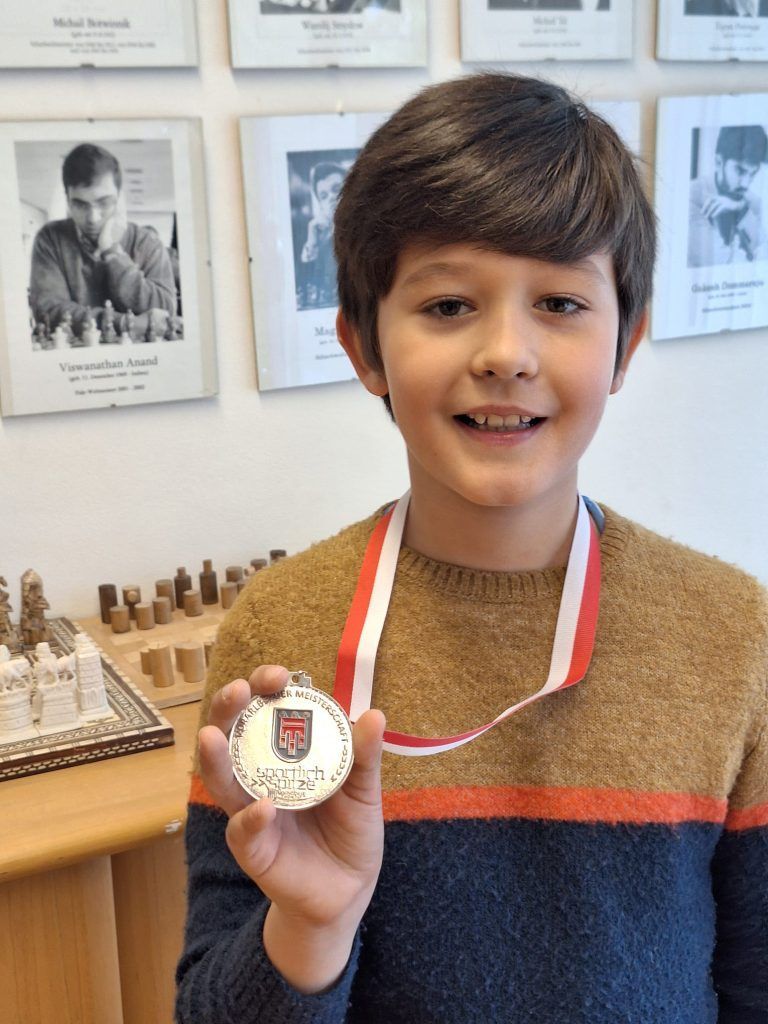 Zwei Brüder, eine Leidenschaft: Bei der Schach Jugend Landesmeisterschaft wurde Thomas Zweiter in der Altersklasse U10.
