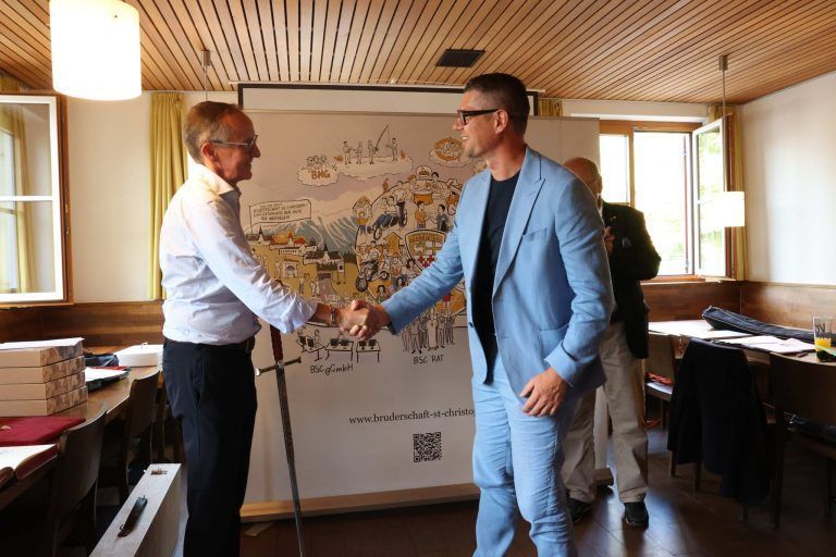 Alte Spendeninitiative für Zukunft gerüstet: Handschlag für Reinhard Ganahl.