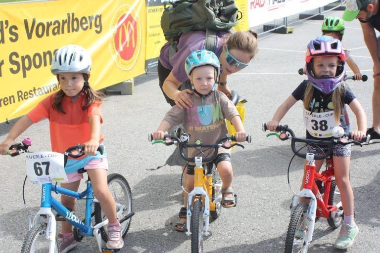 Junge Radfahrer und Promis stellten sich in den Dienst der guten Sache: Früh mit dem Rad unterwegs.