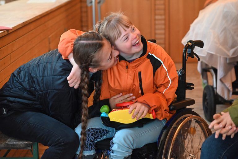 Freude auf Pferderücken im Therapiestall: Kim (rechts) hat großen Spaß in dieser Woche.