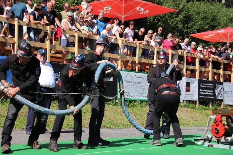 Kaiserwetter beim Jubiläumsfest : Großer Andrang beim Nostalgie-Wettkampf in der Arena. (Fotos: NAM)