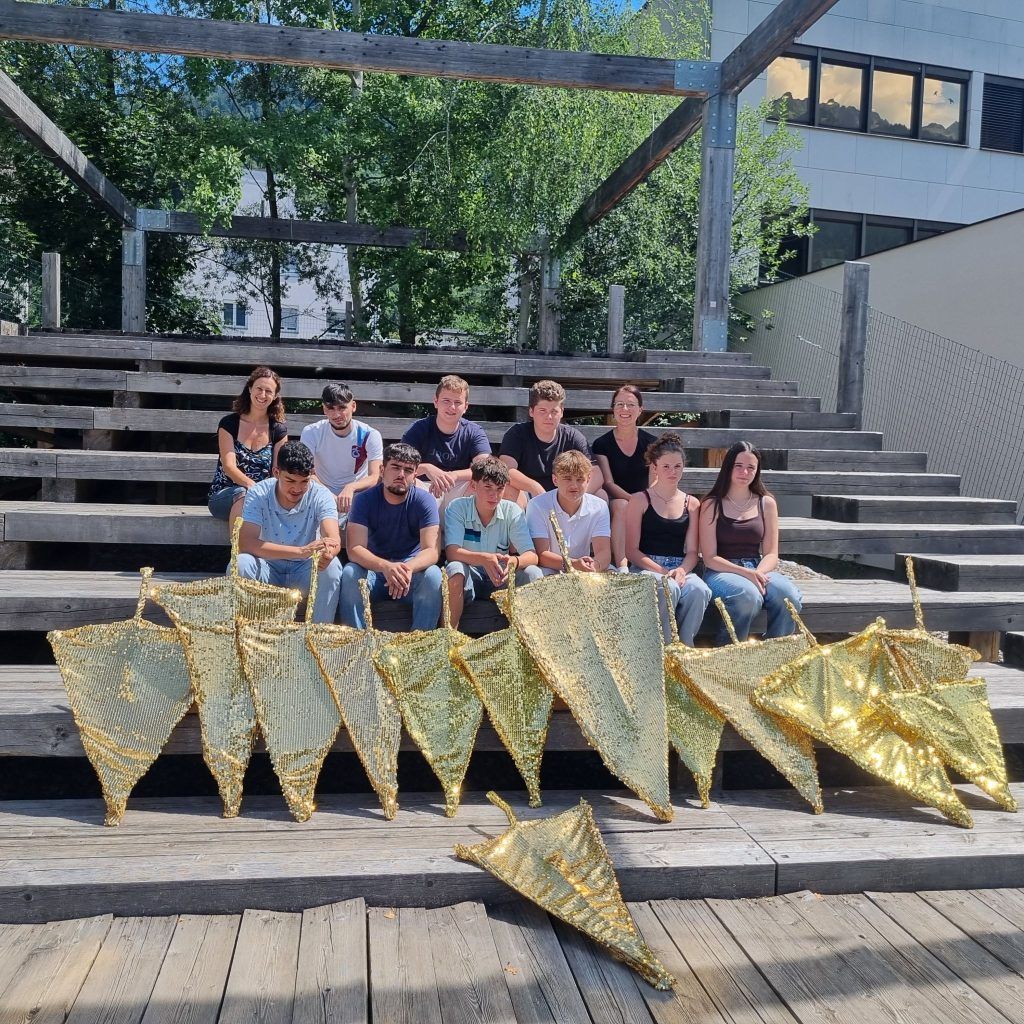 Glitzerinstallation in Bludenz bringt Birkenhain zum Leuchten