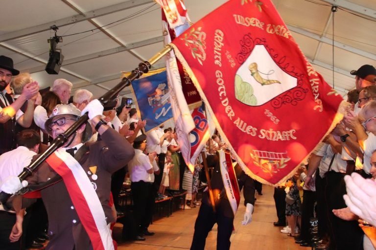 Kaiserwetter beim Jubiläumsfest : Riesenstimmung beim Fahneneinzug ins Festzelt.