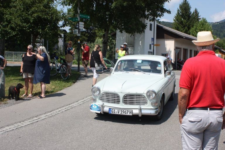 Oldtimer-Rallye begeistert erneut Zwischenwasser: Besucher mussten ihr Kommen nicht bereuen.