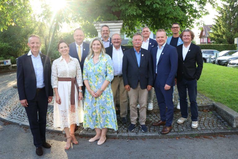 Bruderschaftsmeister Florian Werner (l) und Hubert Gorbach mit den neuen Noviz:innen.