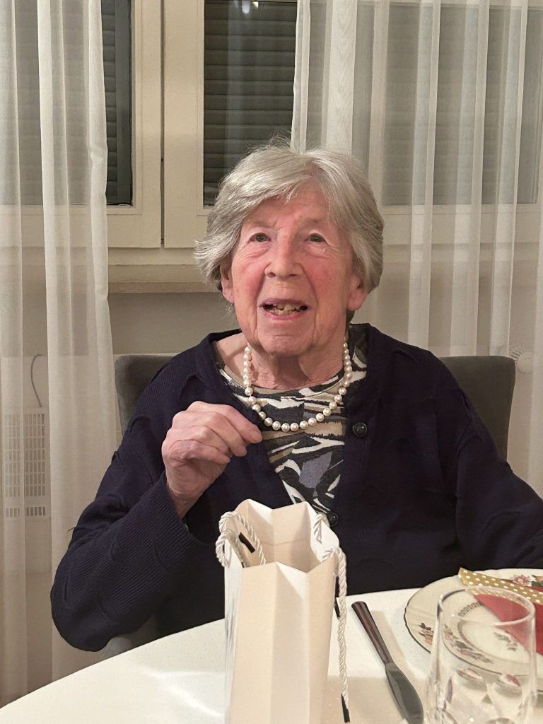 Nachruf auf Annelies Forster: Ein langes Leben voller Herz und Hingabe: Bis ins hohe Alter erhielt Annelies Besuch von ihren Freunden aus dem Musikensemble und ihren "Moatla" aus dem Lädele.