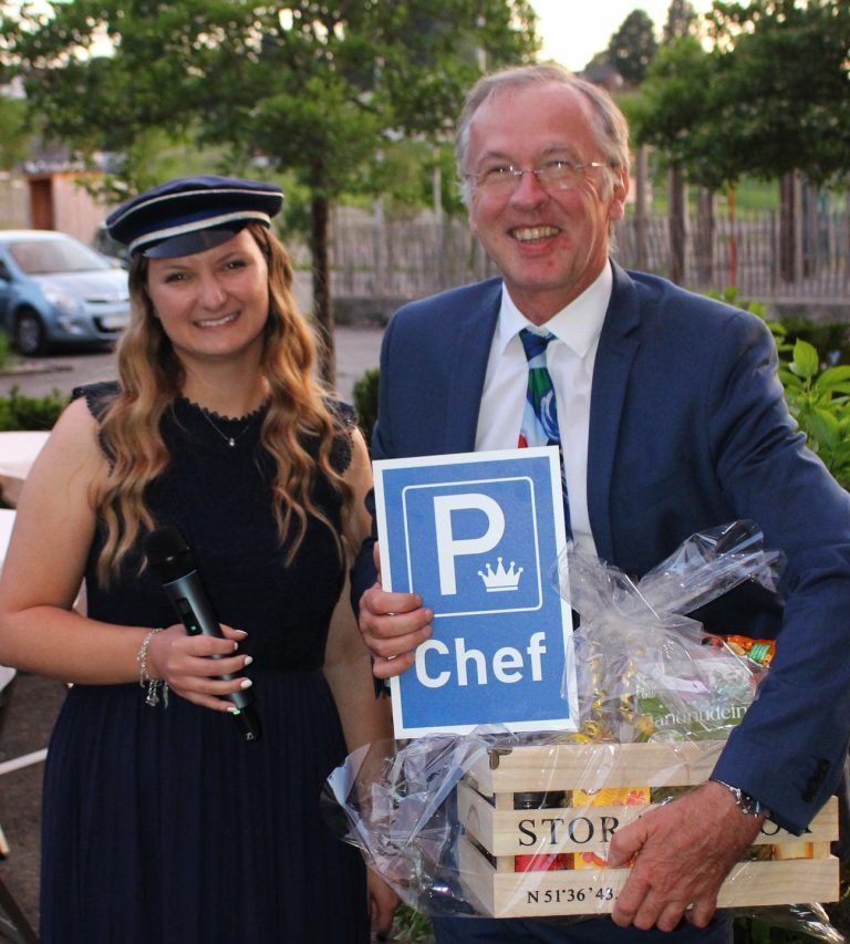 Eine Schule mit starker Strahlkraft: Scherzhafte Erinnerung an den täglichen Streit um den besten Parkplatz: ein Schild soll künftig den Parkplatz von Dir. Hammerer reservieren.