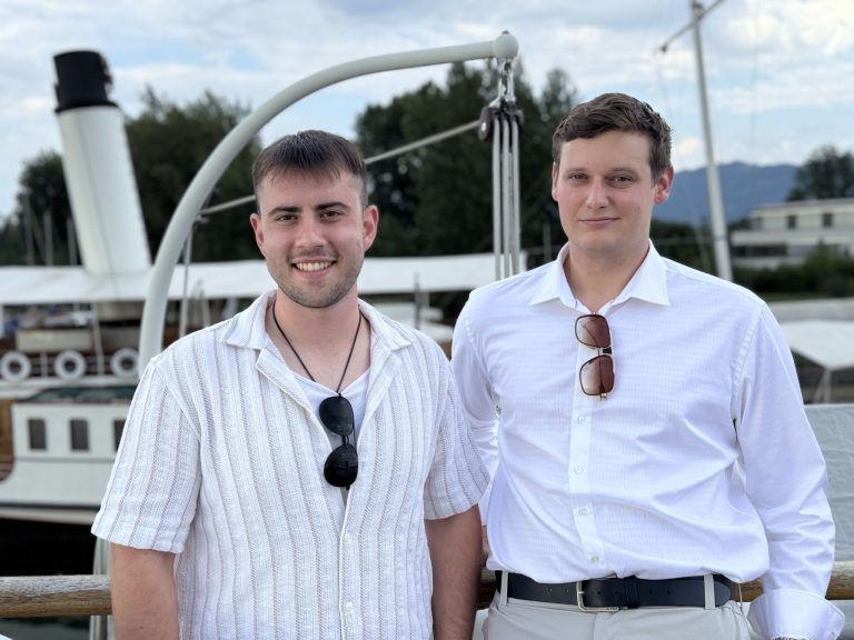 Sonnenuntergang, Salsa und Sliders: Fabian Strolz (Julius Blum GmbH) und Oliver Hartmann (syntana.ai).