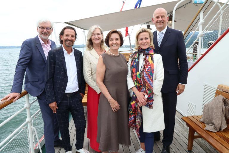 Bodenseeerlebnis für Prominenz: Michael Strugl, Dieter Fuchs, Iris Kowollik, Karin Seyfried (Mercedes Schneider), Birgit Mandl (Burgtheater) und Niels Kowollik (CEO Mercedes Benz Österreich).