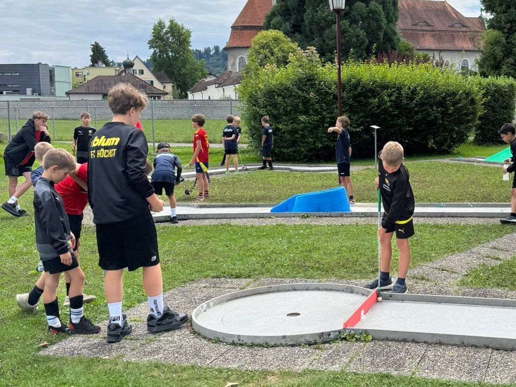 Erfolgreiches Sommercamp des FC Höchst: Auch ein besuch der Minigolfanlage gehörte zum Programm.