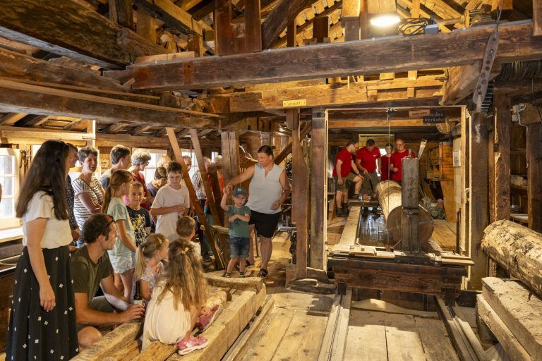 Feierliche Eröffnung von „Herissäge“: Zahlreiche interessierte Besucher beim Schausägen