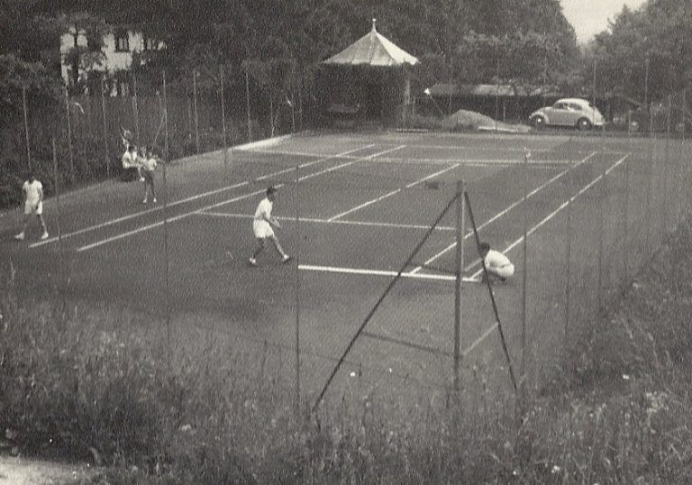 Die Tennisanlage an der Fohrenburgstraße mit kleinem Pavillon (Foto: Archiv Schwald)