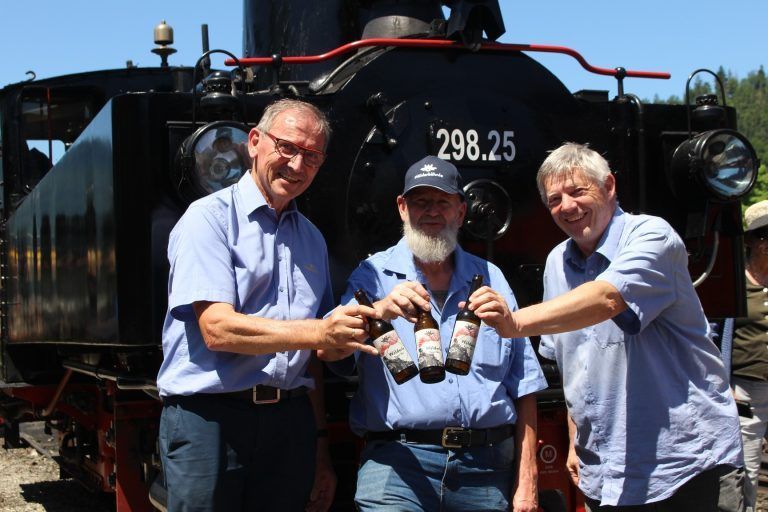 Käfer aus Mexiko & Motor-Bike aus Indien: Zum Wohl! Gutgelaunt durften Geschäftsführer Walter Rüf, Betriebsleiter Ernst Cavegn und Obmann Oskar Müller mit dem „Wälderle“, einer Spezialabfüllung der Egger Brauerei, auf zwei erfolgreiche Tage anstoßen.