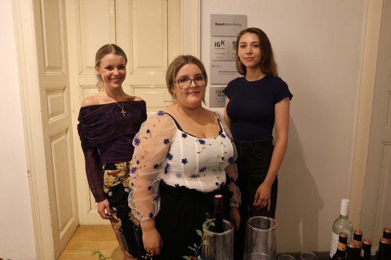 Fotokunst aus fern und nah von Nikolaus Walter : Ausschank: Emma Chromy, Holly Wachter und Viktoria Kohl Martinez.