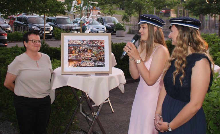 Eine Schule mit starker Strahlkraft: Zum Abschied für Elisabeth Sperger eine Collage, die an die vielen gemeinsamen Erlebnisse erinnert, und ein kleines Orangenbäumchen.