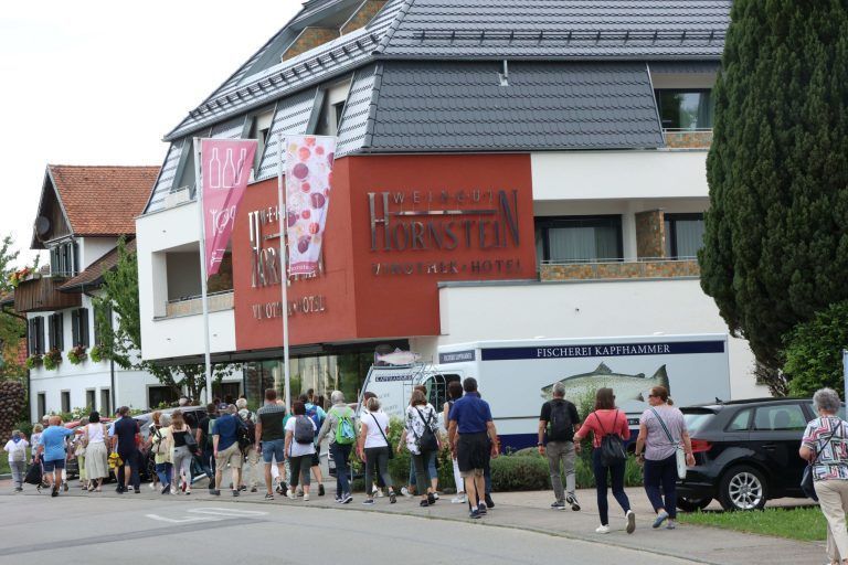 Feines Fest bei Paradewinzer: Ankunft beim Weingut und Hotel Hornstein.