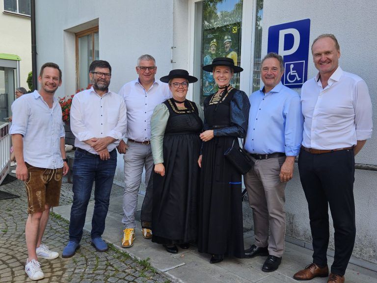 Lingenau war Hochburg der Blasmusik: UNter den Zuschauern: LR Martina Rüscher, NR Norbert Sieber sowie Vorderwälder Bürgermeister.
