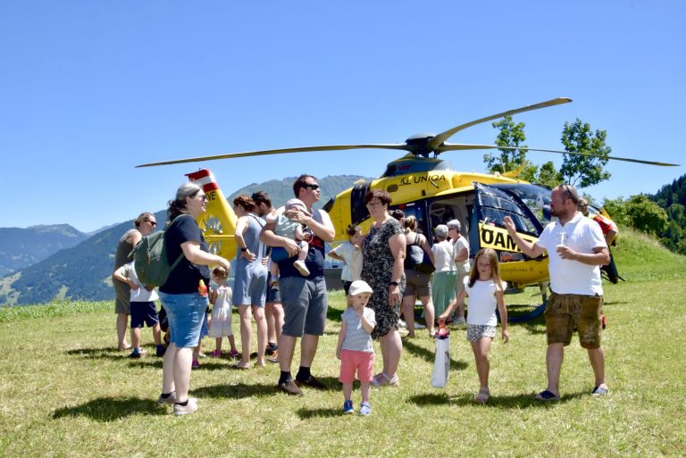 Florianis brennen für die Sicherheit im Dorf: Der Notarzthubschrauber zog viel Aufmerksamkeit auf sich.