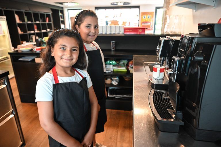 Akise (8) und Ruveyda (10) sind bereit: sie machen den Auftakt im Café Donnschta.