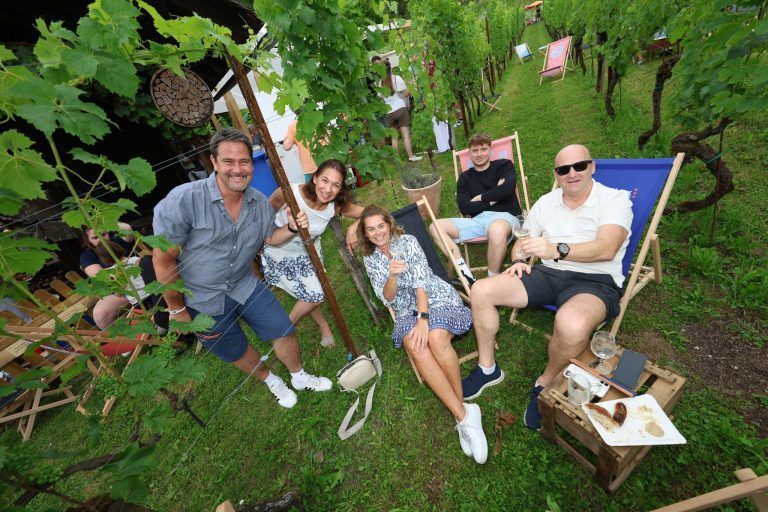 Messe, Musik und Genuss im Klauser Rebgarten: Markus, Nadja, Patricia, Daniel und Hannes zwischen Rebstöcken.