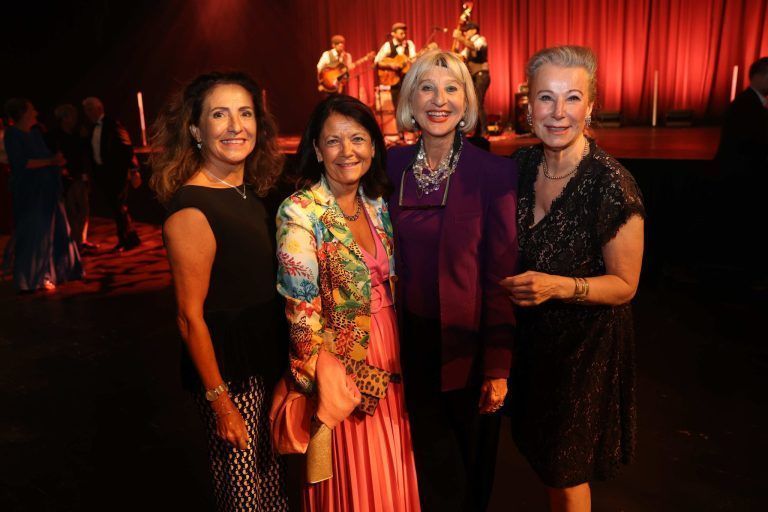 Partyfreude nach Schicksalhaftem: Evi Forster, Margot Uccia, Gabriele Scheucher und Gräfin Eva Walderdorff.