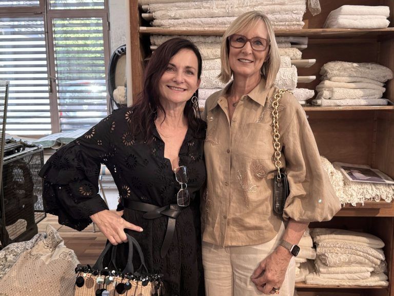 Hochwertige Unikate mit Stil: Designerin Sigrun Mager-Brändle und Marlies Herburger (Herburger Reisen).