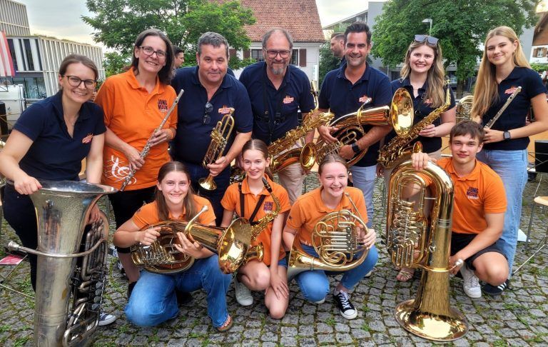 Das Highlight im Leiblachtal: Einladung zum 51. Lochauer Dorffest: Das besondere Highlight im Leiblachtaler Veranstaltungskalender: Die Lochauer Musikanten, Jung und Alt, laden zum „51. Lochauer Dorffest“ in die überdachte Open-Air-Arena im Schulhof.