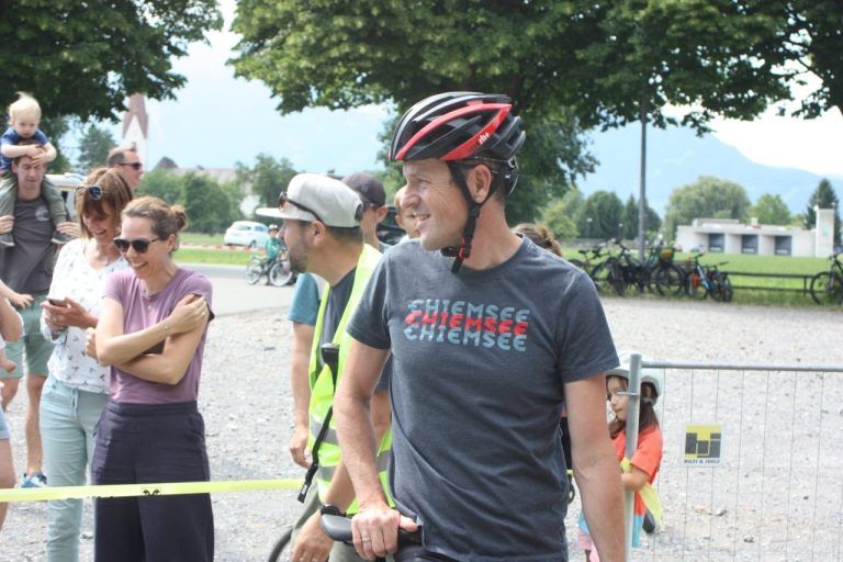Junge Radfahrer und Promis stellten sich in den Dienst der guten Sache: Matthias Buxhofer war prominenter Vorausfahrer.