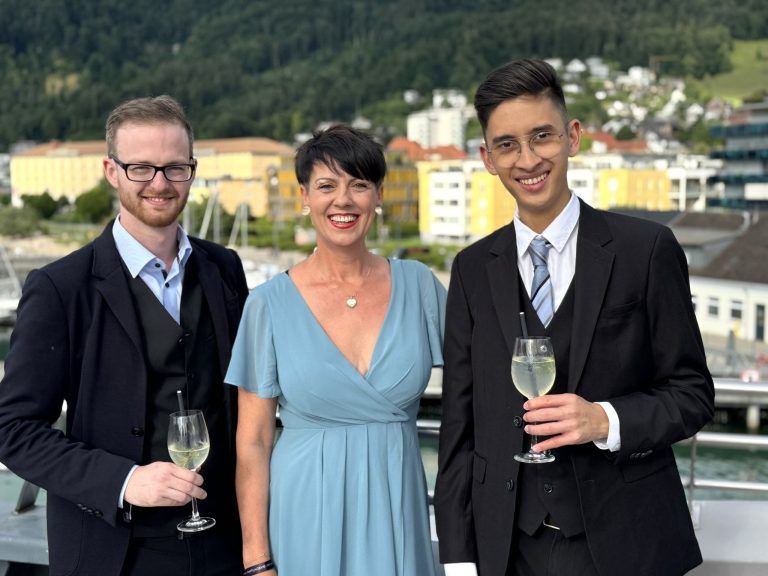 Ein Abend für die Gastgeber von morgen: Restaurantleiter Helga Gabriel und Manuel Stadelmann mit Absolvent Marcel Bitsche.