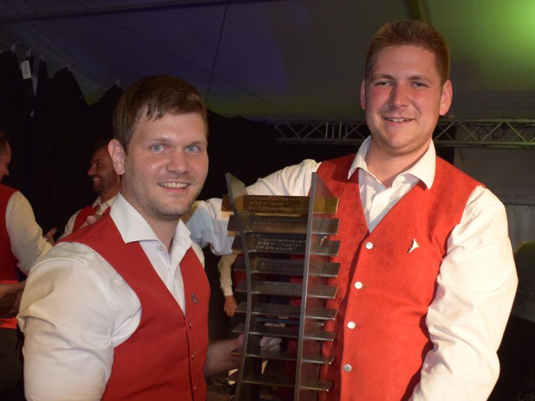 Lingenau war Hochburg der Blasmusik: Kapellmeister Lucas Oberer und Stabführer Sebastian Eberle nahmen die begehrte Trophäe „UNISONO“ für Buch in Empfang.